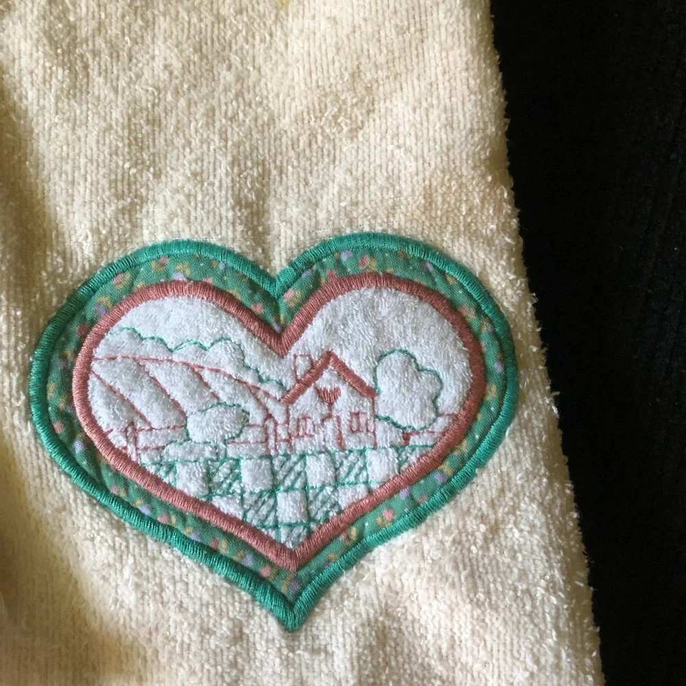 7468 VTG Embroidered Heart Hand Towels Set 2 Fringe Cream Pink Green Made USA